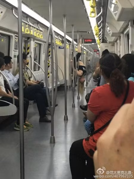 Màn trình diễn hành khách cùng chuyến tàu khó chịu và cư dân mạng phẫn nộ.