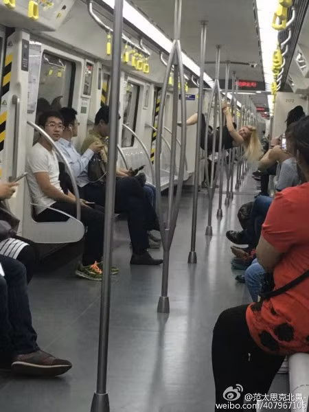 Một hành khách trên chuyến tàu đã ghi lại màn trình diễn và đăng tải lên mạng xã hội Weibo.