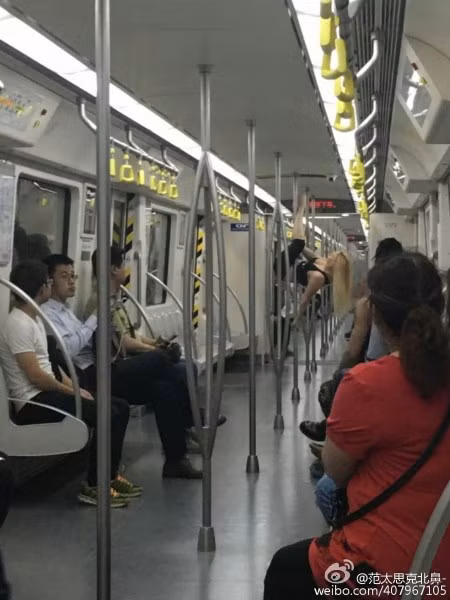 Hành khách ngỡ ngàng khi chứng kiến cô gái tóc vàng trình diễn múa cột suốt 20 phút trên một tuyến tàu điện ngầm ở thành phố Thiên Tân, Trung Quốc.