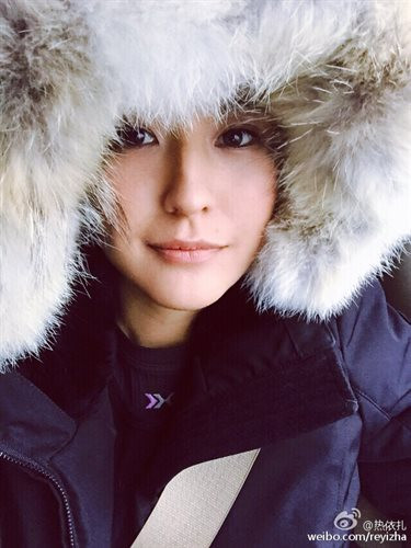 Mỹ nhân người dân tộc Kazakh Nhiệt Y Trát từng được gọi là “Tiểu Trương Bá Chi” đã mở rộng cánh cửa phim trường với hình ảnh Diệp Lan Y - cung nữ thuần dưỡng ngựa, sau trở thành phi tần của Ung Chính. Vai diễn này đã mang đến cho nữ diễn viên sinh năm 1986 nhanh chóng nổi danh ở Cbiz.