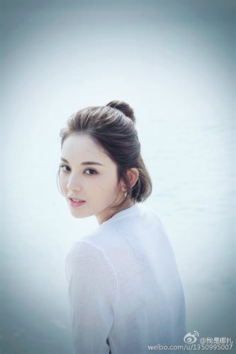 Là người dân tộc Duy Ngô Nhĩ, Cổ Lực Na Trát không chỉ là bông hoa của vùng Tân Cương mà còn là hoa khôi của Học viện Điện ảnh Bắc Kinh. Ngay khi mới nhập học cô đã nhận được sự chú ý của rất nhiều công ty giải trí và gây được ấn tượng mạnh với khán giả qua vai Tiểu Tuyết, hậu nhân của Nữ Oa trong Hiên Viên Kiếm.