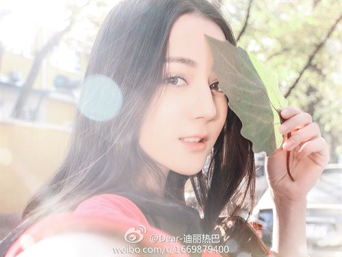 Địch Lệ Nhiệt Ba hiện là một trong những diễn viên trẻ đầy triển vọng trên màn ảnh nhỏ Hoa ngữ. Cô sinh ngày 3/6/1992, đến từ Tân Cương và là người dân tộc Duy Ngô Nhĩ. Thiếu nữ Tân Cương chinh phục khán giả bằng vẻ đẹp đặc biệt, đôi mắt to, mũi cao, khuôn mặt hơi có nét lai.