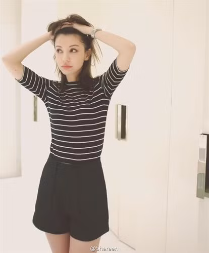 Na Y hiện tại là siêu mẫu rất sáng giá tại Trung Quốc. Cô là người dân tộc Duy Ngô Nhĩ, nhưng vẻ đẹp của cô thì quá đặc biệt, lúc cô nhìn y hệt như một cô gái Tây, lúc lại rất châu Á. Ngoài ra gương mặt của cô có thể phù hợp từ kiểu high fashion cho đến chụp ảnh thương mại, do vậy cô thường xuyên được nhận lời mời chụp ảnh của các tạp chí nổi tiếng và làm gương mặt đại diện cho các thương hiệu.