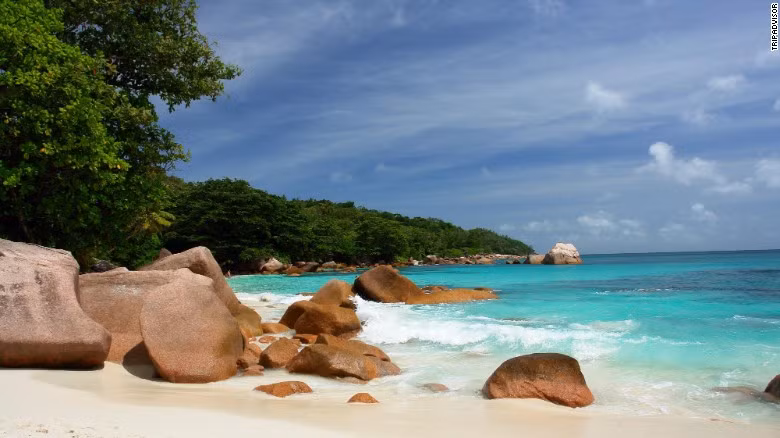 Bãi biển Anse Lazio nằm trên đảo Praslin, Seychelles.