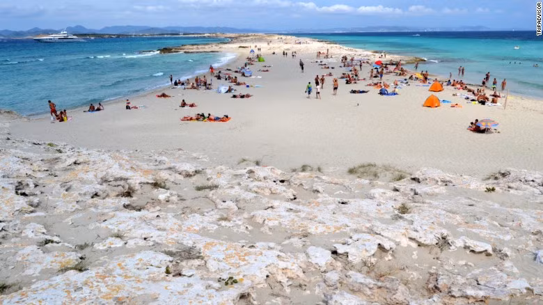 Bãi biển Playa de Ses Illetes ở Formentera, Tây Ban Nha.