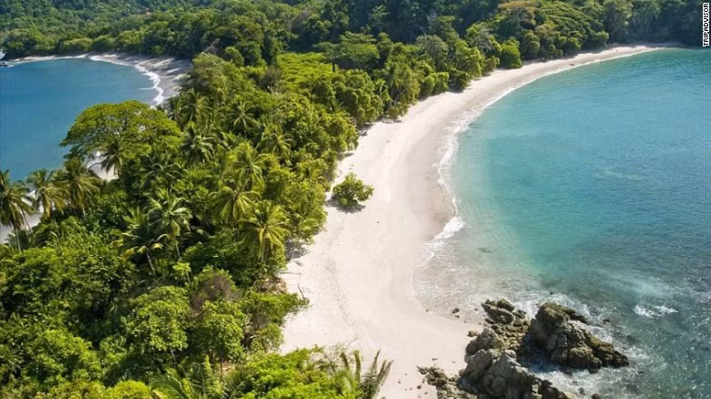 Bãi biển Manuel Antonio nằm trong vườn quốc gia cùng tên ở Costa Rica.
