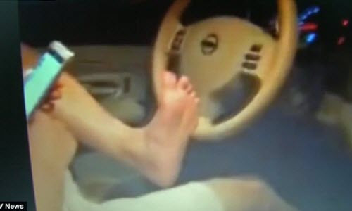 Nam thanh niên lái xe bằng chân. Ảnh cắt từ clip.