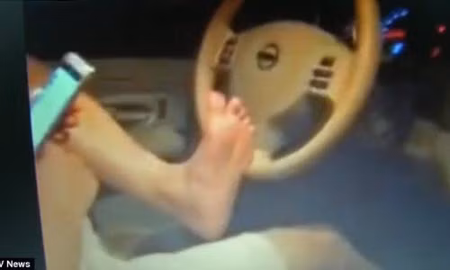 Nam thanh niên lái xe bằng chân. Ảnh cắt từ clip.