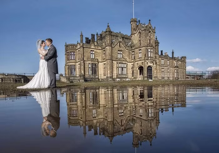 Cặp đôi chụp ảnh cưới cạnh hồ nước và lâu đài trông rất thơ mộng...