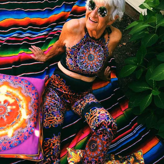  Cụ bà 88 tuổi này thu hút được hơn 2,1 triệu người theo dõi trên mạng xã hội Instagram. Lượng fan đông đảo khiến những ngôi sao nổi tiếng như Miley Cyrus hay Kardashian phải mơ ước.