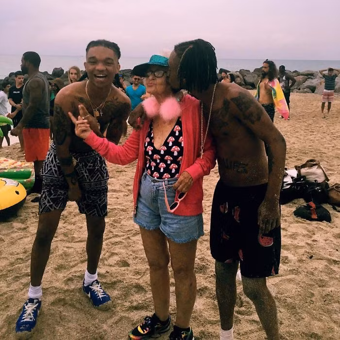 Các chàng trai trẻ tỏ ra rất ngưỡng mộ phong cách của cụ bà ngoài 80 tuổi.