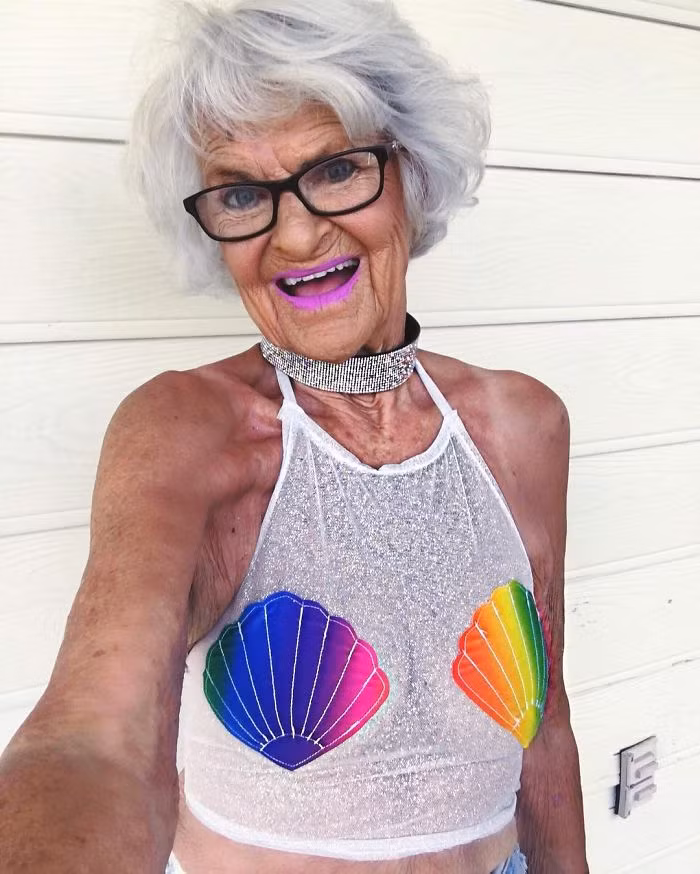 Mặc dù tuổi cao, nhưng tâm hồm của cụ Baddie vẫn rất trẻ trung.