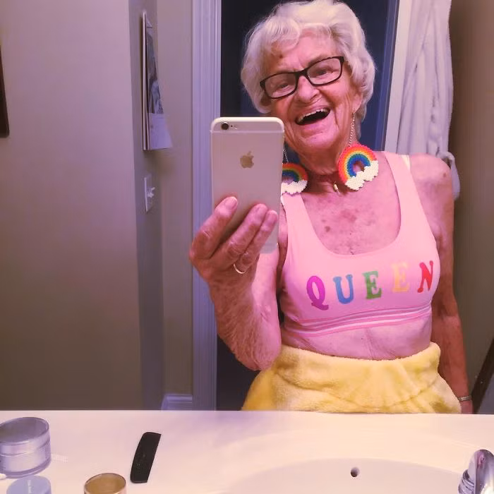 Bà Baddie cũng có sở thích chụp ảnh "tự sướng" như bao cô gái trẻ khác.