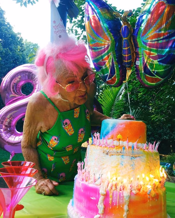 Lễ sinh rất lần thứ 88 rực sỡ sắc màu của bà Baddie.