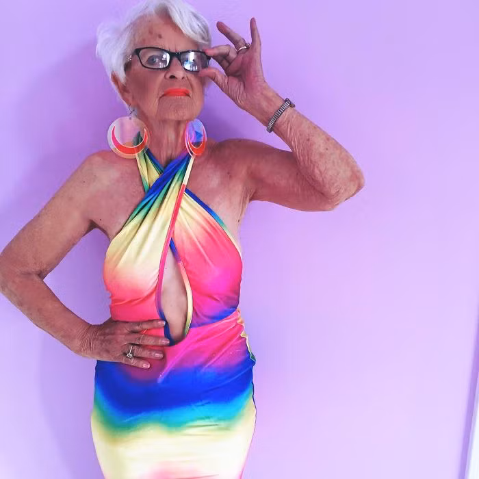 Cụ bà U90 chia sẻ sở thích thời trang lập dị đã giúp bà quên đi những đau buồn sau khi chồng và con con trai qua đời.