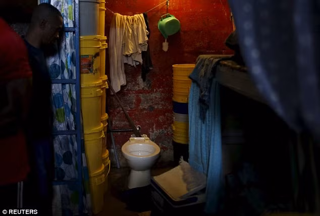 Khu vệ sinh trong một phòng giam dành cho nghi phạm nước ngoài. (Nguồn: Daily Mail)