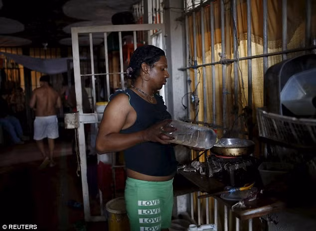 Nghi phạm chuyển giới Miguel Lopez, bị nhiễm HIV, đang nấu ăn trong phòng giam tại nhà tù La Joya. (Nguồn: Daily Mail)