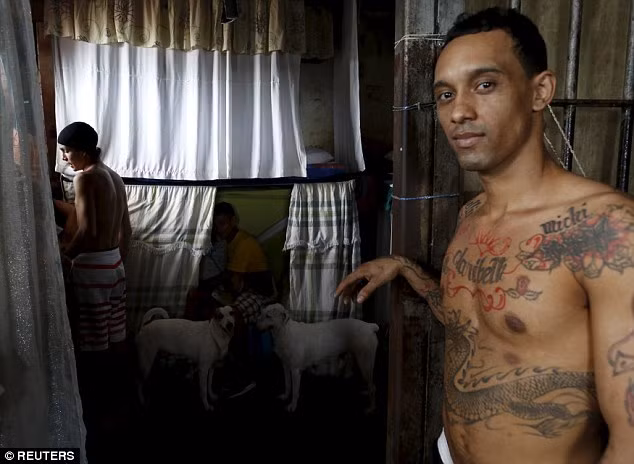 Hơn 60 nghi phạm đang sống trong phòng tạm giam tại nhà tù La Joya suốt nhiều năm mà không được xét xử. (Nguồn: Daily Mail)