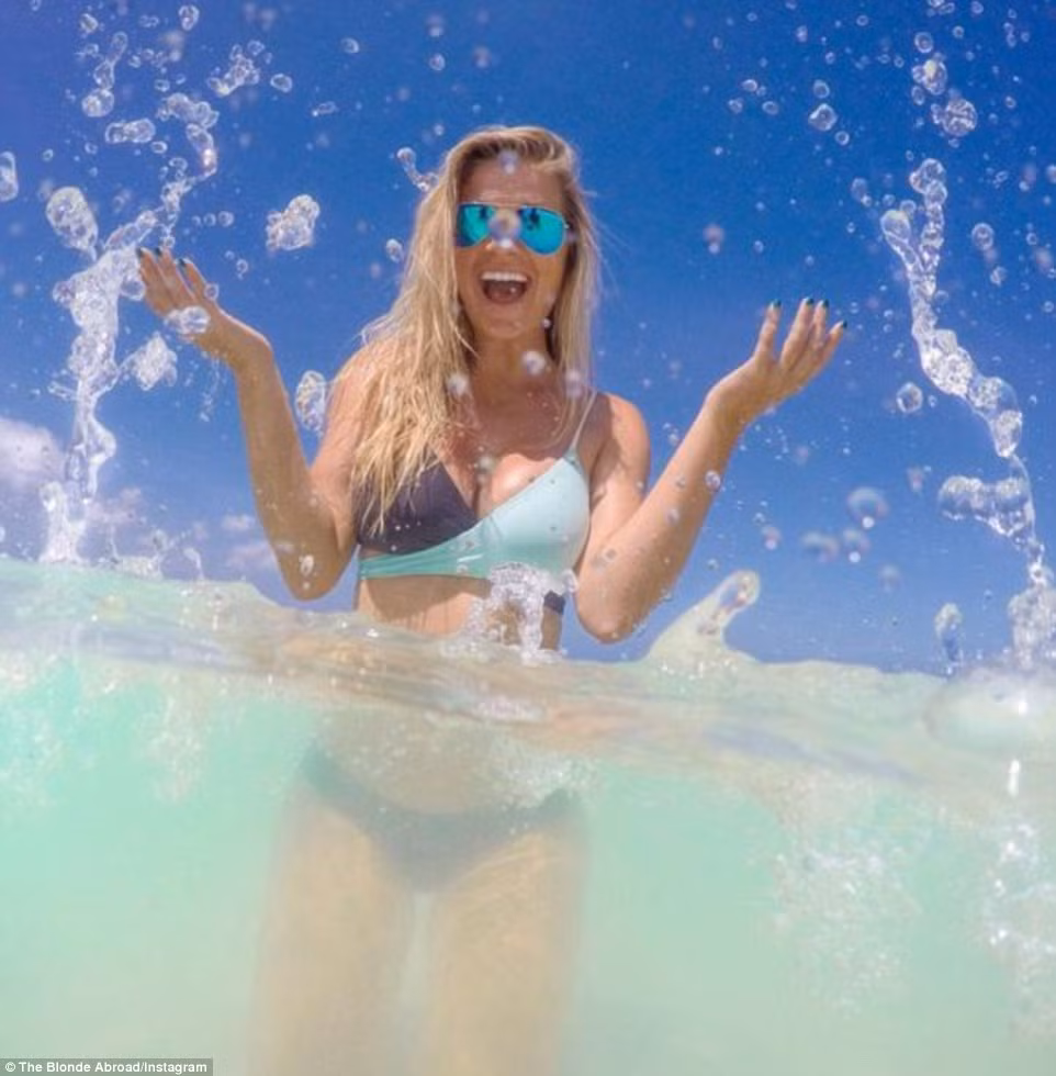 Kiersten đùa vui với sóng biển tại quốc đảo Aruba ở Caribbean