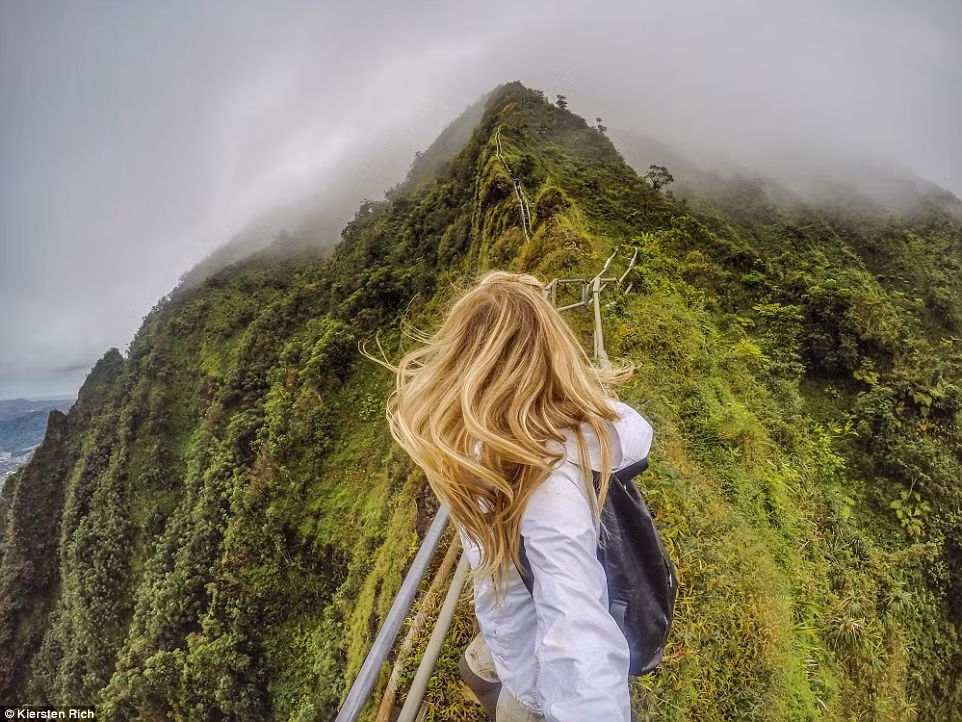 Kiersten khám phá cảnh núi non hùng vĩ ở Hawaii.