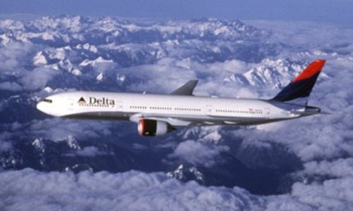 Nu tiep vien danh nhau, may bay ha canh khan cap