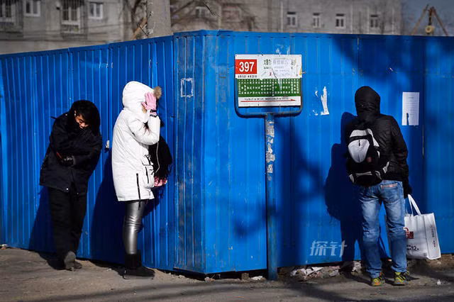 Những người xe bus phải đứng nép vào tường để tránh rét.