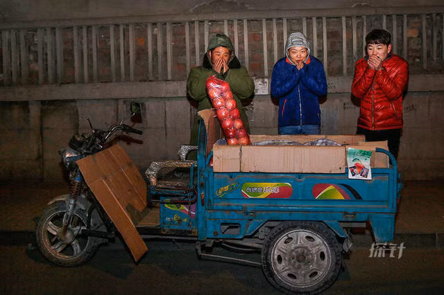 Những người bán táo co ro vì giá rét.