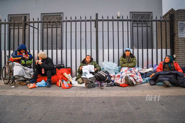 Những người lao động nhập cư phải ngủ bên ngoài một nhà tàu điện ở Bắc Kinh vì không có tiền thuê trọ.