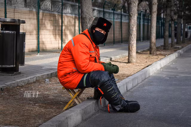 Nhân viên bảo vệ tại một bãi đỗ xe.