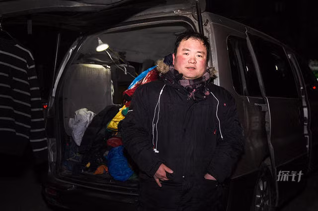 Anh Liu, 23 tuổi, bán quần áo rét bên ngoài nhà ga tàu điện Tứ Hội. Anh cho biết thời tiết giá rét khiến người mua quần áo ấm tăng đột biến.