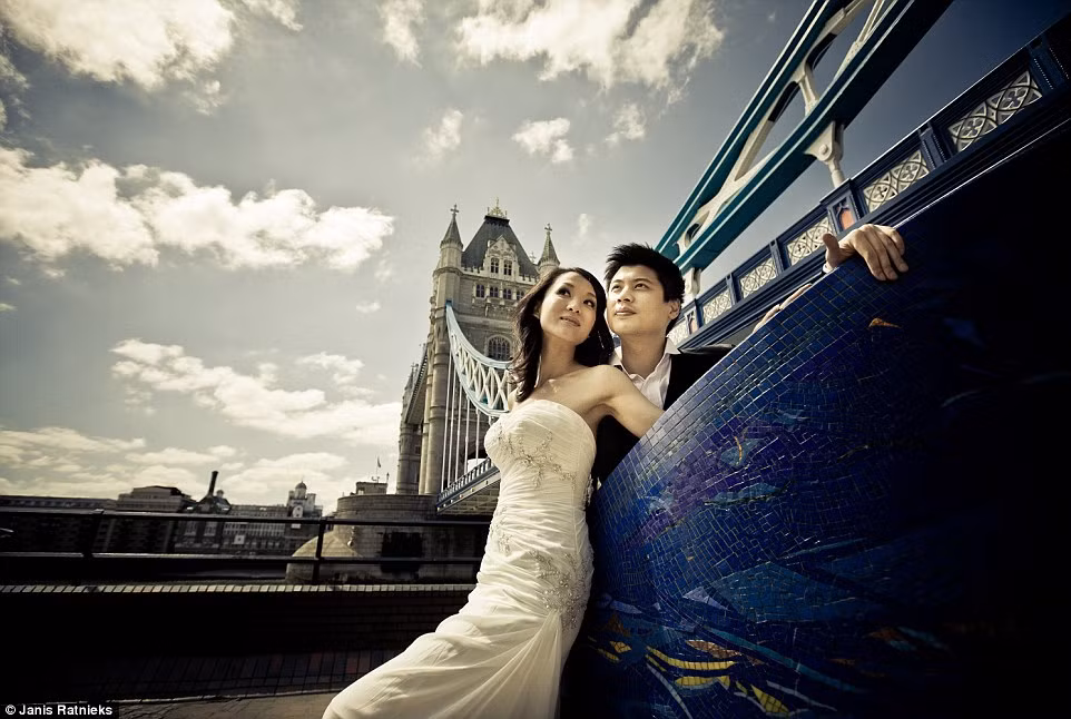 Cầu tháp ở London cũng là nơi được nhiều cặp đôi đến từ châu Á lựa chọn làm địa điểm chụp ảnh cưới. Elke và Chris, đang sống tại Hong Kong, lưa giữ khoảnh khắc của họ bên Cầu tháp.