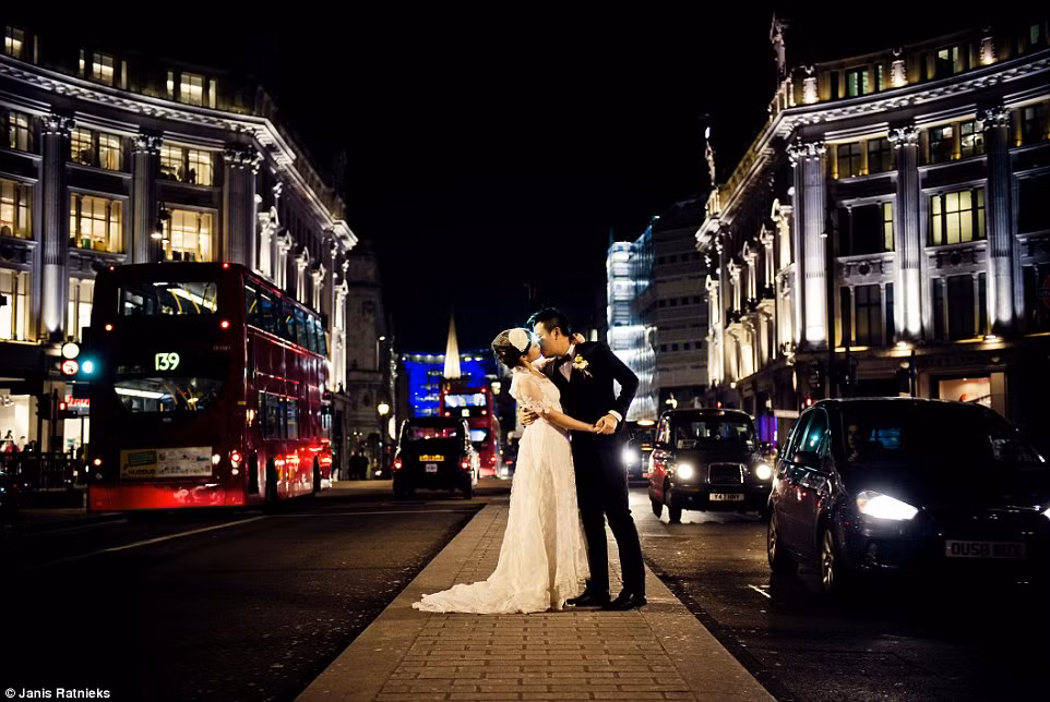 Một cặp đôi khác đến từ Hong Kong là Sandy và Chris trên đường phố Oxford ở London.