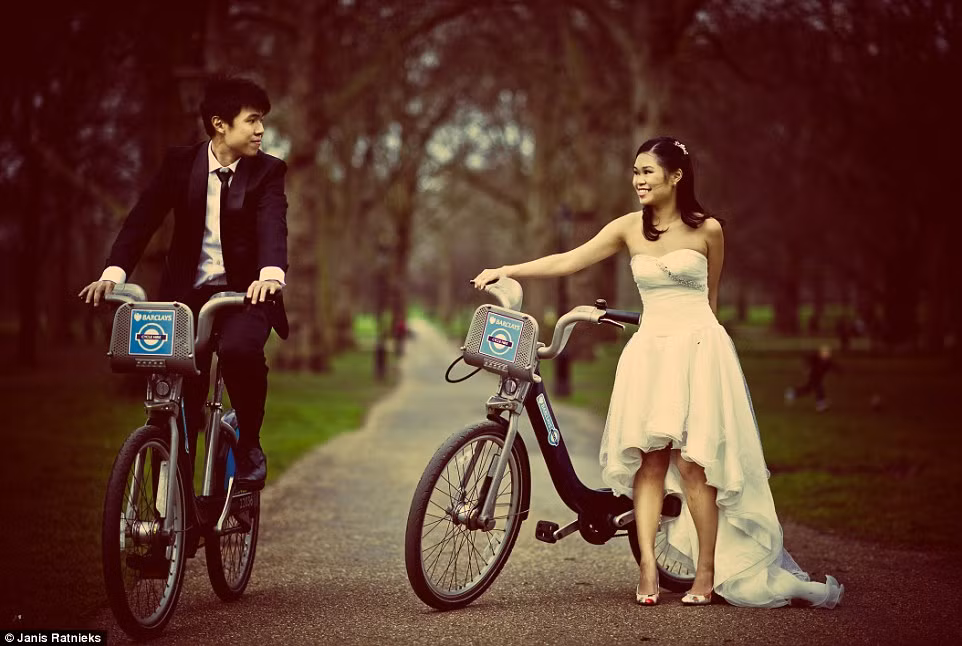 Cặp đôi Adeline và Vincent, đến từ Singapore, ghi lại kỷ niệm trước khi cưới của họ trong công viên London.