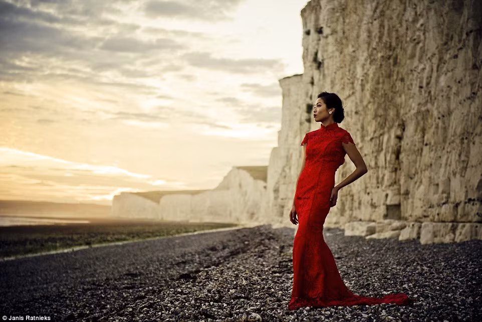 Vách trắng ở Dover (Anh) cũng là địa điểm được nhiều cặp đôi từ châu Á tới chụp ảnh trước khi cưới.