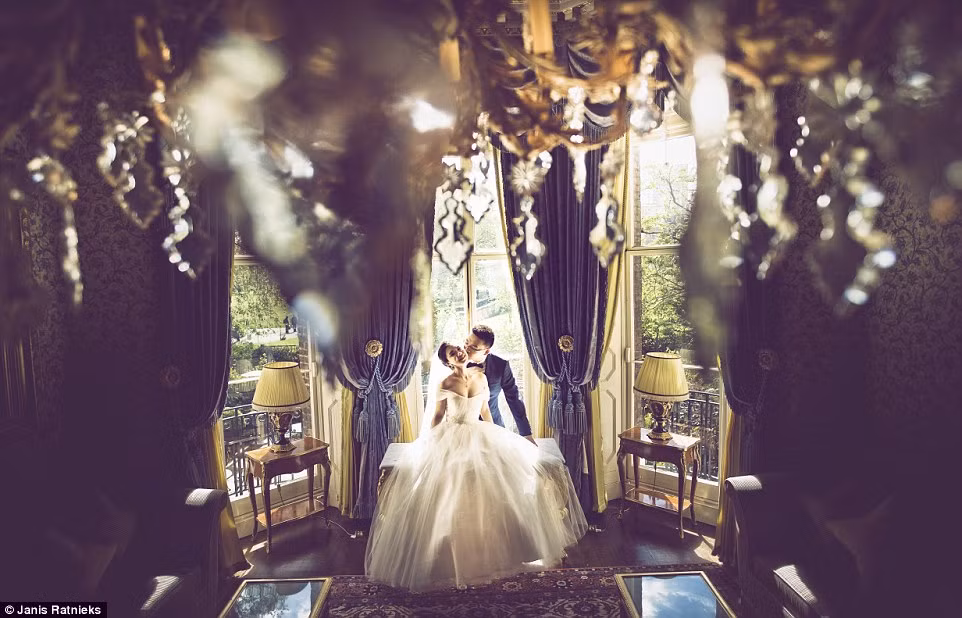 Khoảnh khắc lãng mạn của cặp đôi Jin và Xi, đến từ Trung Quốc, tại khách sạn Ritz ở London.