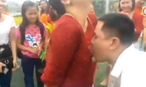 Bao mang tro choi an nho treo truoc nguc nu dong nghiep