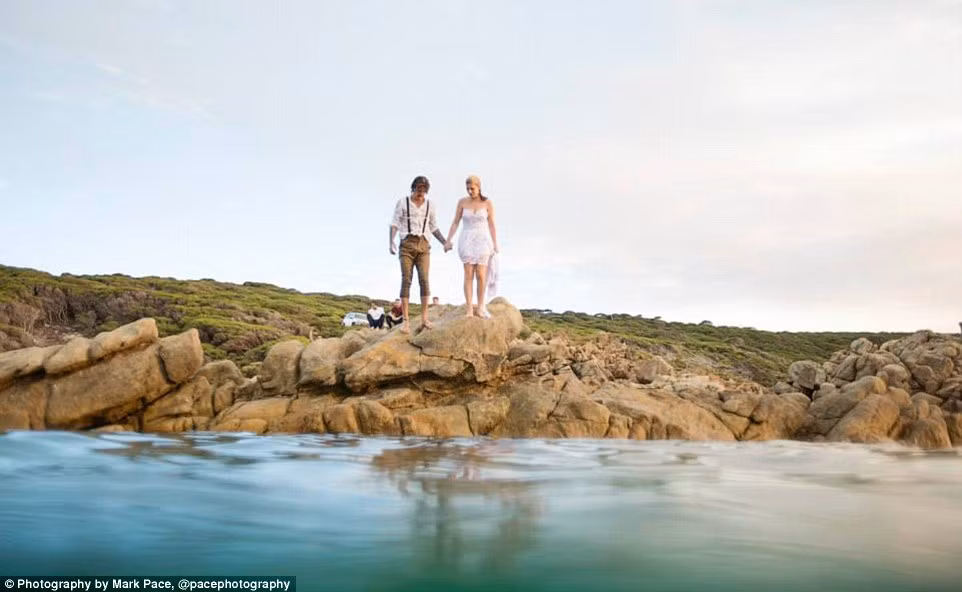 Cặp đôi nắm tay nhau trước khi nhảy xuống nước.