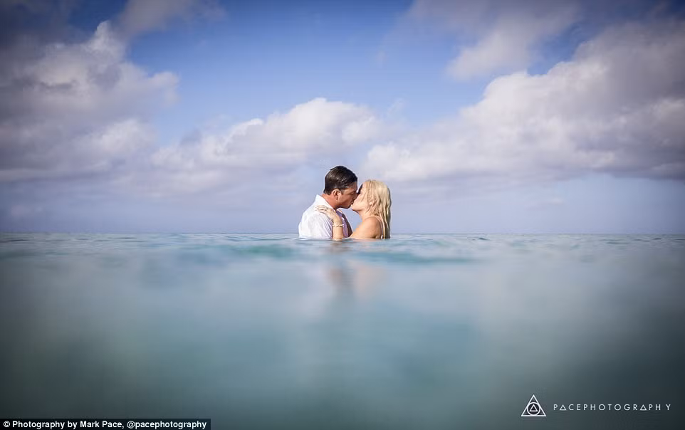 Cặp đôi Casey và Adam Lyall cũng ghi lại dấu ấn đáng nhớ về tình yêu của họ bằng bộ ảnh cưới dưới nước.