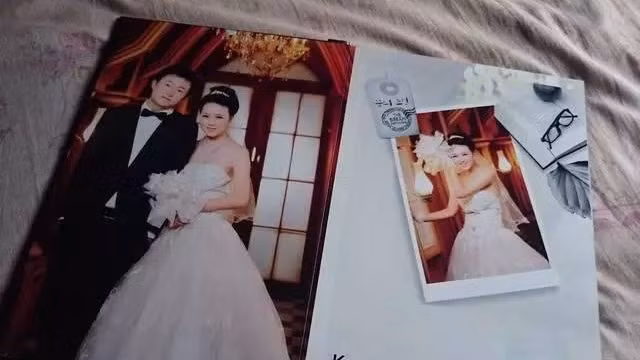 "Vợ tôi nói rằng muốn mua đồ. Sau khi tôi lấy xe máy chở vợ tới cửa hàng và chờ bên ngoài, thì cô ấy không trở lại", anh Liu nói. Tôi đã cố gắng gọi điện thoại, nhưng cô ấy không trả lời. Sau vài ngày, tôi tìm đến nơi cô ấy làm việc, nhưng cô ấy từ chối gặp và biến mất kể từ đó".