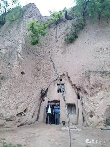 Sau lễ cưới cách đây 3 năm, chàng trai hơn 30 tuổi đã cùng vợ tận hưởng đêm tân hôn trong ngôi nhà đơn giản được xây trong vách núi như thế này.