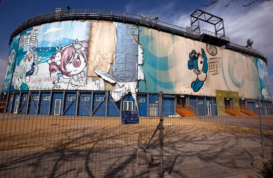 Nhà thi đấu bóng chuyền bãi biển của Olympic 2008 ở Bắc Kinh, Trung Quốc, xuống cấp nghiêm trọng do không được sử dụng và bảo dưỡng thường xuyên.