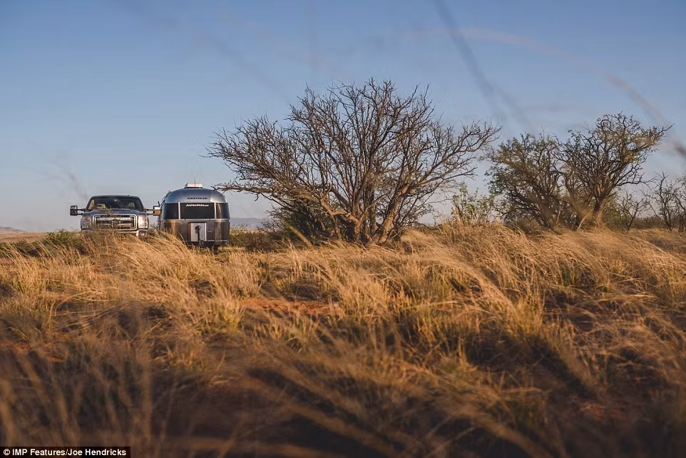 Cặp đôi người Mỹ cho biết du lịch bằng xe Airstream đã đưa họi tới những nơi có cảnh đẹp ngoạn mục như sa mạc ở Arizona (ảnh).