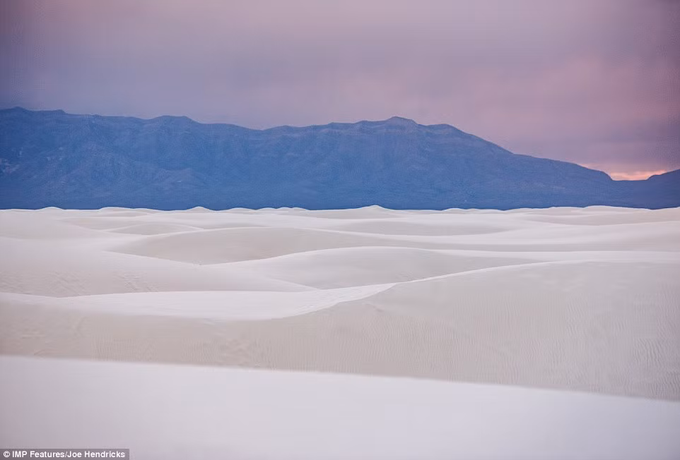 “Khi nhìn thấy khung cảnh này, tôi không tin vào mắt mình vì nó quá đẹp”, Joe Hendricks miêu tả những cồn cát ở trong vườn quốc gia White Sands ở bang New Mexico.