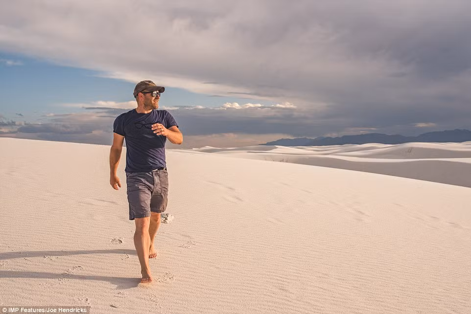 Nhiếp ảnh gia Joe Hendricks đi trên cồn cát hoang sơ trong vườn quốc gia White Sands ở bang New Mexico.