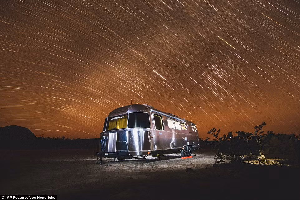 Nhà di động Airstream có đầy đủ tiện nghi bao gồm hệ thống điều hòa nhiệt độ hai chiều, phòng tắm lớn, 3 chiếc tivi màn hình phẳng, ghế da và giường ngủ đủ cho 8 người.