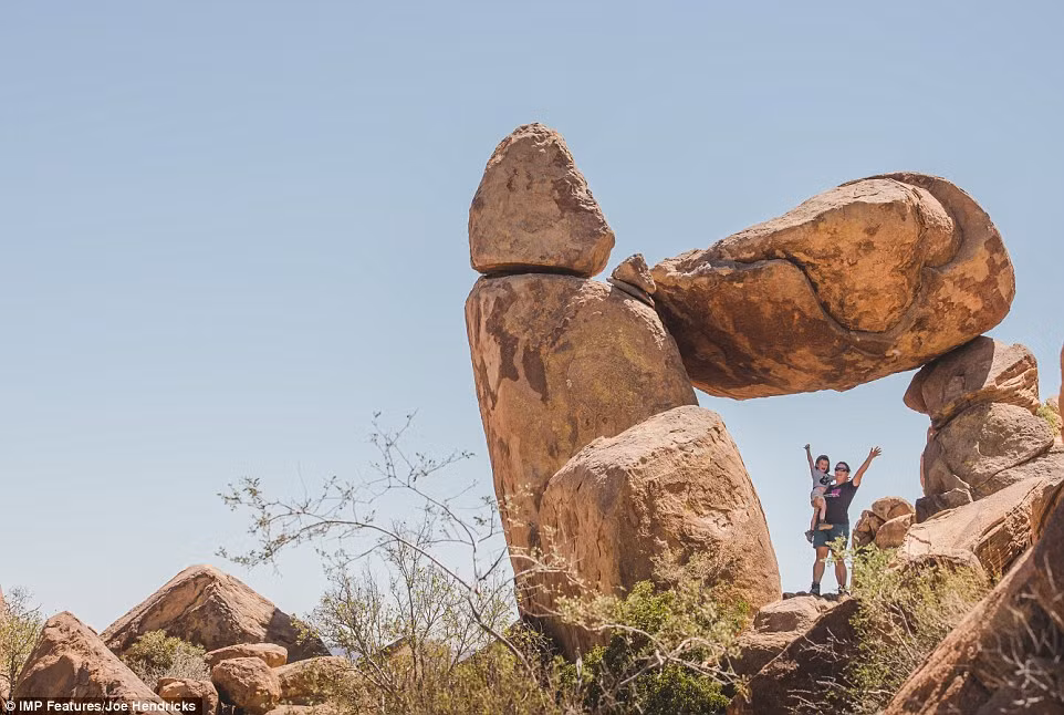 Rhonda và con trai Austin chụp ảnh dưới cấu trúc đá khổng lồ trong vườn quốc gia Big Bend ở bang Texas.