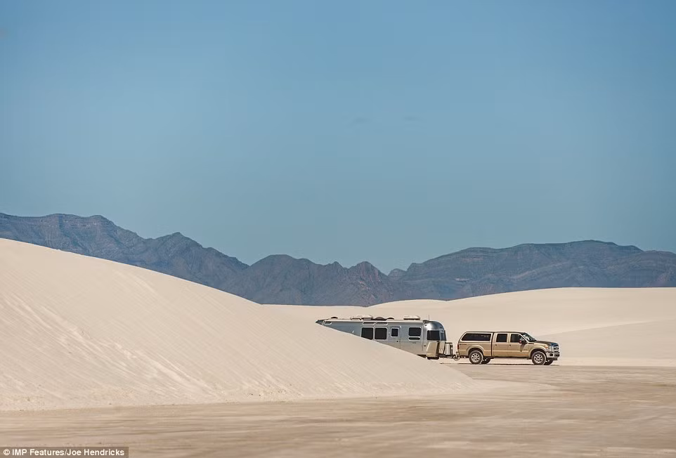 Gia đình nhiếp ảnh gia Joe Hendricks dừng chân tại vườn quốc gia White Sands ở bang New Mexico.
