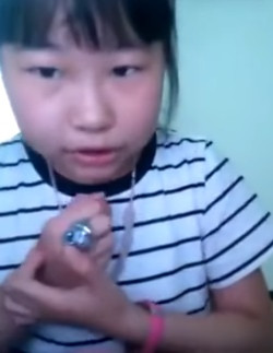 Cư dân mạng đã bày tỏ sự phẫn nộ với hành động khoe khoang của bé gái. “Bé gái này không có việc gì để làm”, một thành viên mạng viết. Trong khi đó, một cư dân mạng khác bức xúc: “Nếu là phụ huynh của bé gái, tôi sẽ cho cô bé ăn một cái tát vào mặt".