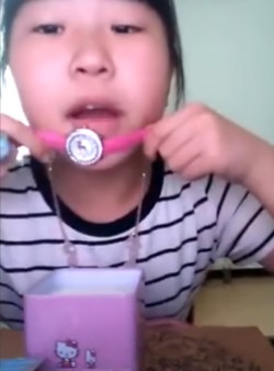 Chiếc đồng hồ hiệu Hello Kitty được bố cô gái mua từ Hàn Quốc.