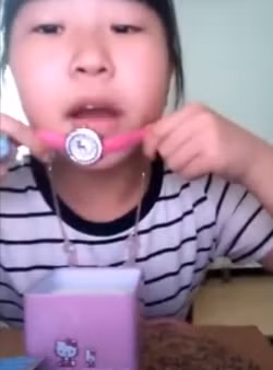 Chiếc đồng hồ hiệu Hello Kitty được bố cô gái mua từ Hàn Quốc.